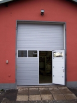 Sekční průmyslová vrata, š. 4500mm x v. 5500mm, vzor lamela, barva stříbrná, povrch stucco 