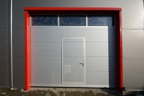 Sekční průmyslová vrata, š. 6000mm x v. 2500mm, vzor lamela, barva bílá stříbrná, povrch stucco 