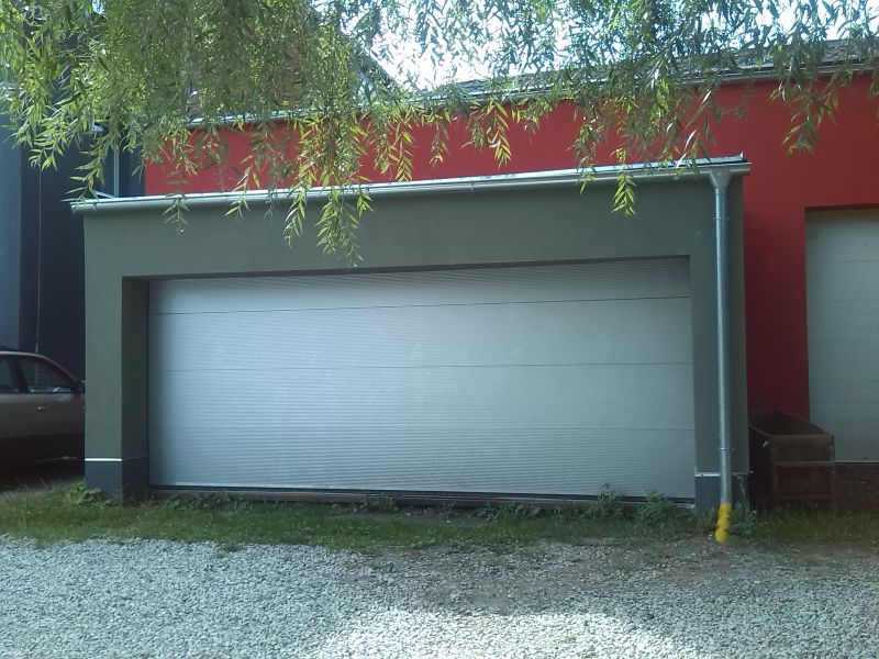 Sekční garážová vrata, výška otvoru 2400mm x 2020mm, vzor lamela, barva STŘÍBRNÁ, povrch hladký