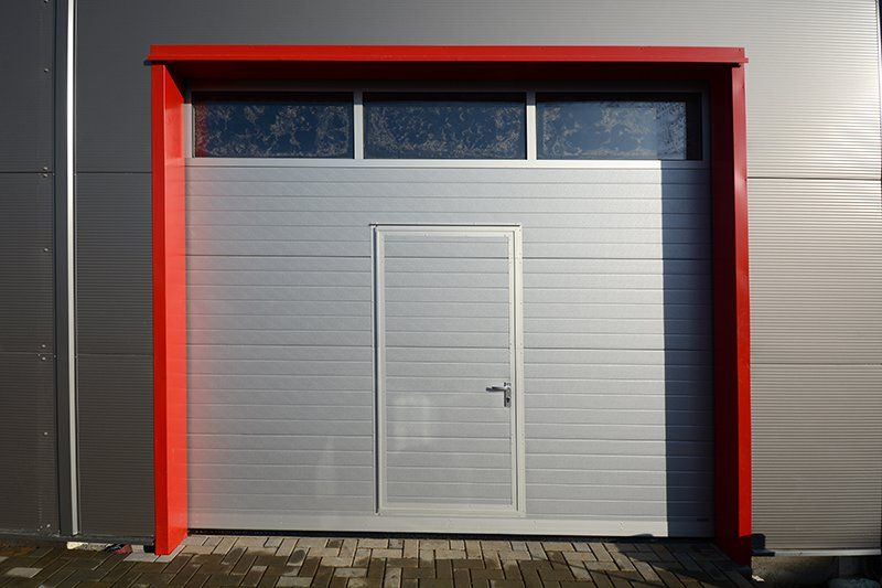 Sekční průmyslová vrata, š. 3000mm x v. 3250mm, vzor lamela, barva stříbrná, povrch stucco