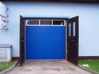 Sekční průmyslová vrata, š. 2500mm x v. 2750mm, vzor lamela, barva modrá, povrch stucco