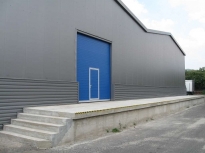 Sekční průmyslová vrata, š. 2500mm x v. 3250mm, vzor lamela, barva modrá, povrch stucco