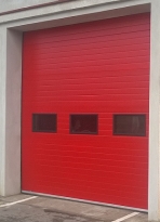 Sekční průmyslová vrata, š. 2500mm x v. 4500mm, vzor lamela, barva červená, povrch stucco