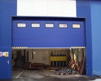 Sekční průmyslová vrata, š. 2500mm x v. 5250mm, vzor lamela, barva modrá, povrch stucco