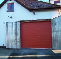Sekční průmyslová vrata, š. 2750mm x v. 4500mm, vzor lamela, barva červená, povrch stucco