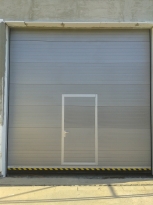 Sekční průmyslová vrata, š. 3000mm x v. 5250mm, vzor lamela, barva šedá, povrch stucco