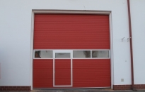 Sekční průmyslová vrata, š. 3500mm x v. 6000mm, vzor lamela, barva červená, povrch stucco