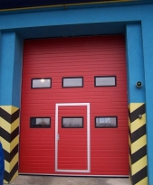 Sekční průmyslová vrata, š. 4250mm x v. 3000mm, vzor lamela, barva červená, povrch stucco