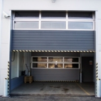 Sekční průmyslová vrata, š. 5000mm x v. 5250mm, vzor lamela, barva antracitová, povrch stucco