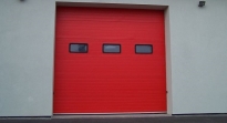 Sekční průmyslová vrata, š. 5500mm x v. 3500mm, vzor lamela, barva červená, povrch stucco 