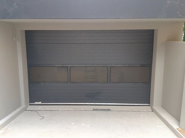 Sekční průmyslová vrata, š. 2500mm x v. 3750mm, vzor lamela, barva šedá, povrch stucco