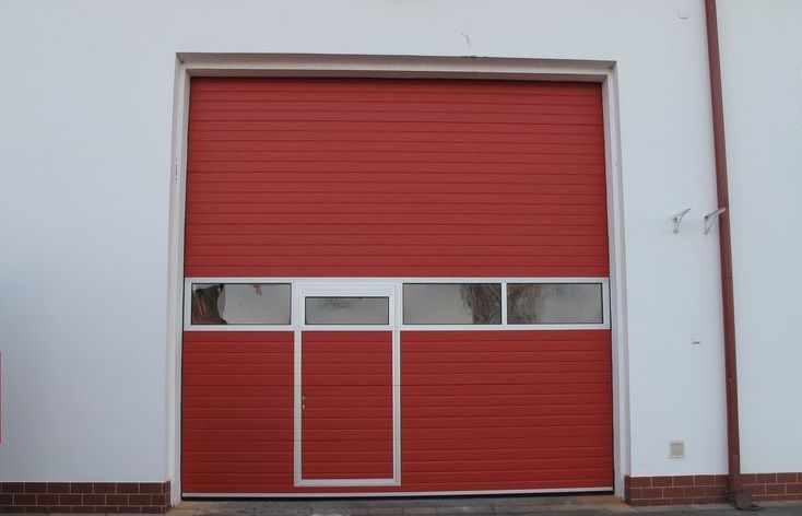 Sekční průmyslová vrata, š. 3250mm x v. 4250mm, vzor lamela, barva červená, povrch stucco